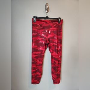 Athleta Elation Train Printed 7/8 Tight Leggings Red Camo Shine Medium